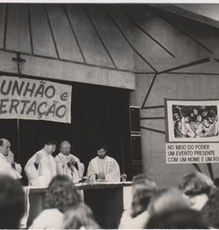 Dom Giussani em celebração no Brasil, em 1985.