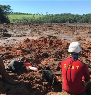 Bombeiros em Brumadinho, após a tragédia