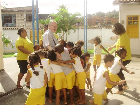 Pe. Gigio com algumas crianças na Creche João Paulo II, em Salvador