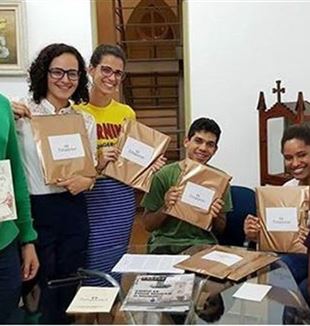 Universitários ajudam na montagem dos pacotes da Entrepassos