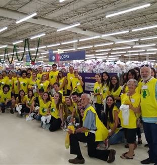Voluntários num supermercado durante a Coleta