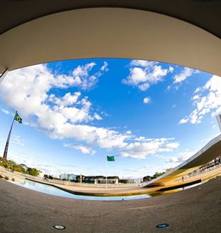 Vista do Palácio do Planalto para a Praça dos três poderes, Brasília/DF. Foto: Rogério Melo (Flickr).
