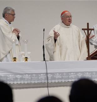 O cardeal Kevin Joseph Farrell celebra a missa nos Exercícios da Fraternidade de CL. Rímini, 15 de abril de 2023 (Foto: Roberto Masi/Fraternidade CL)