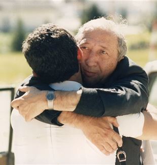 Abraço entre Dom Giussani e Jesús Carrascosa durante as férias internacionais de CL em Corvara em 1985 (©Federico Brunetti)