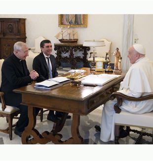 Dom Filippo Santoro e Davide Prosperi com o Papa Francisco in audiência privada no dia 15 de janeiro de 2024 (Vatican Media/Catholic Press Photo)