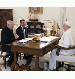 Dom Filippo Santoro e Davide Prosperi com o Papa Francisco. Audiência privada, 15/01/2024 (Vatican Media/Catholic Press Photo)