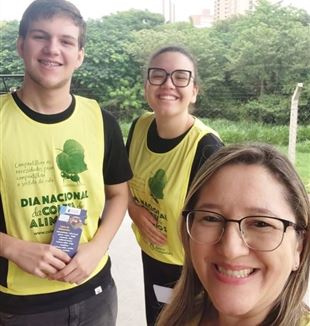 Alessandra (em primeiro plano) com jovens voluntários na Coleta de Araraquara.