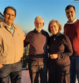 Eliana e sua família com padre Enrico