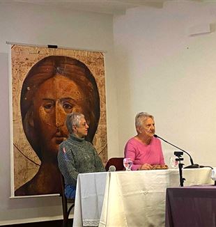 Rosetta (à esq), durante seu testemunho aos universitários de CL. (Foto de Jean Araújo)