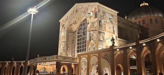 A basílica à noite no dia da peregrinação