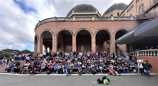 Os peregrinos reunidos após visitarem a imagem