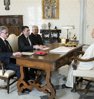 Da esquerda, Alberto Brugnoli, Davide Prosperi e Pe. Andrea D’Auria durante a audiência privada com Leão XIV no dia 12 de janeiro (©Catholic Press Photo)